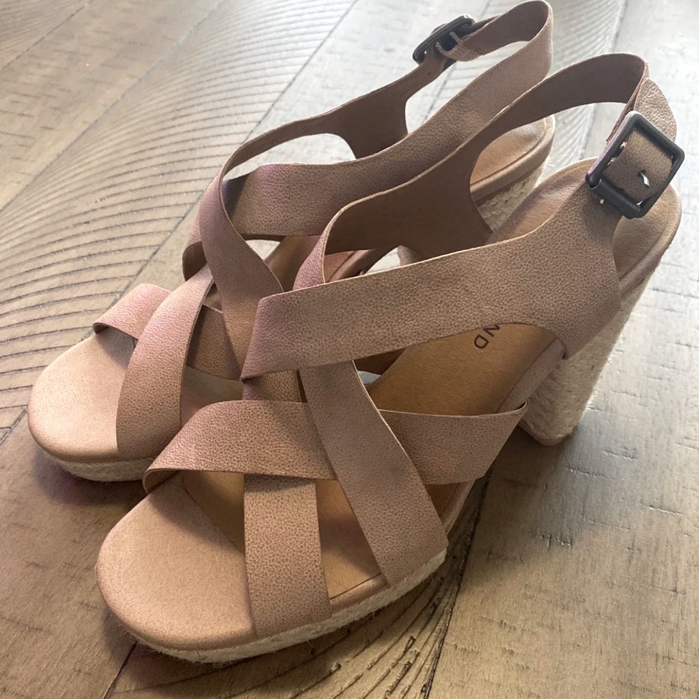 Lucky brand heels sandals. 8.5 NWT platform rope Bono 70’s vibe. Tan leather.